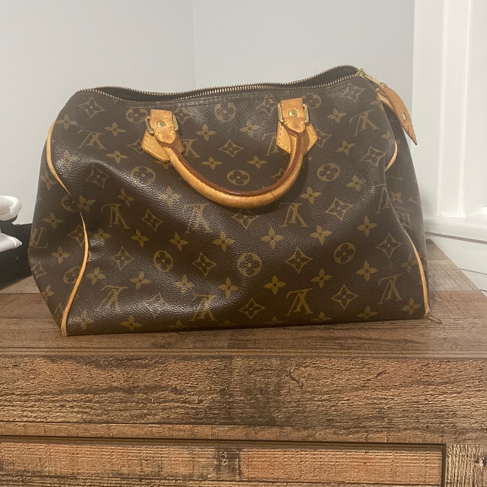Louie Vuitton bag. I don’t have the authentication card but it’s authentic.